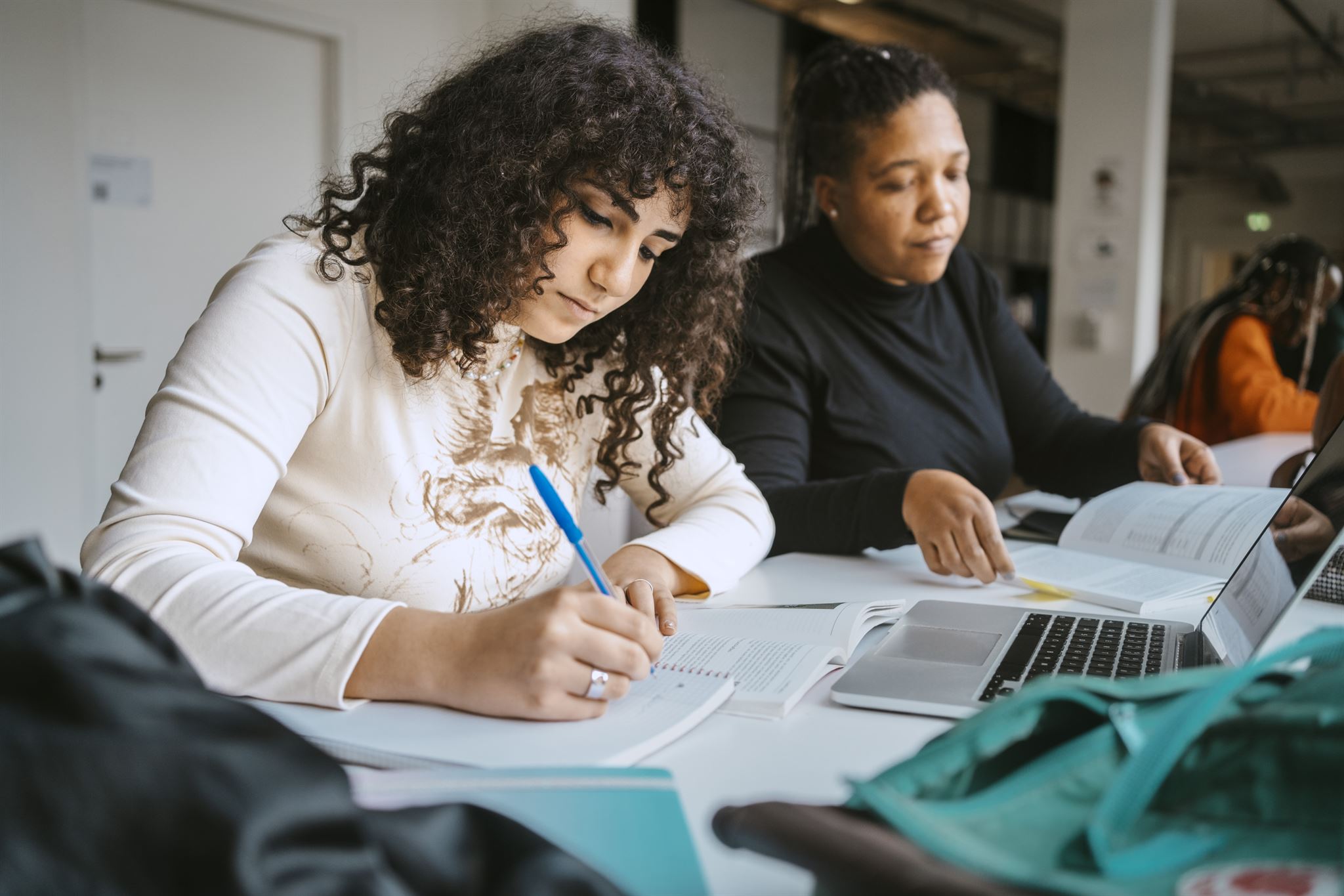 Adultes-étudiant-à-une-table