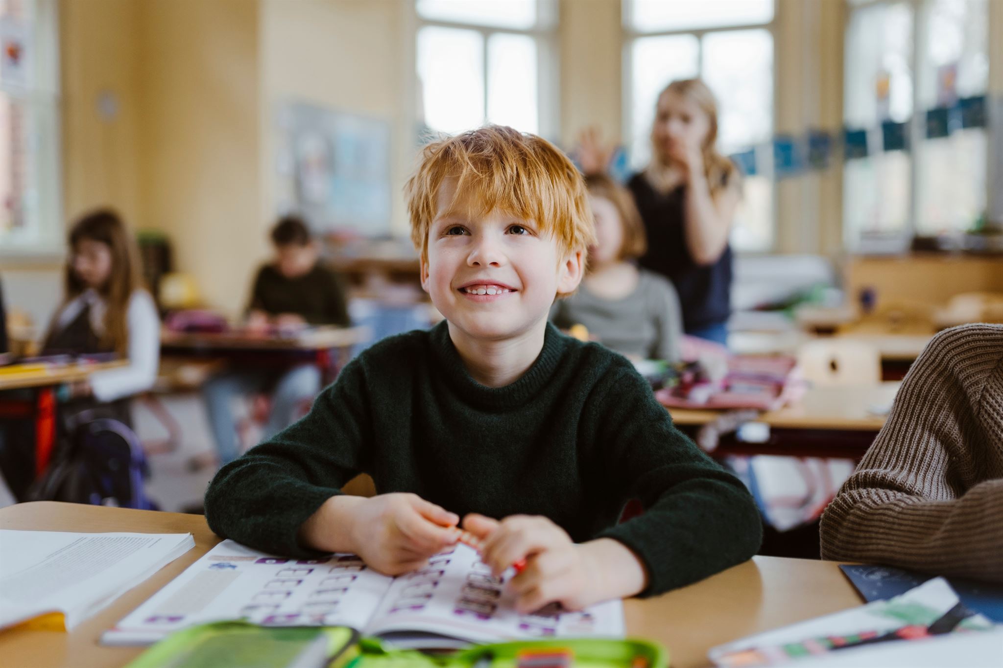 Enfant-assis-dans-une-salle-de-classe