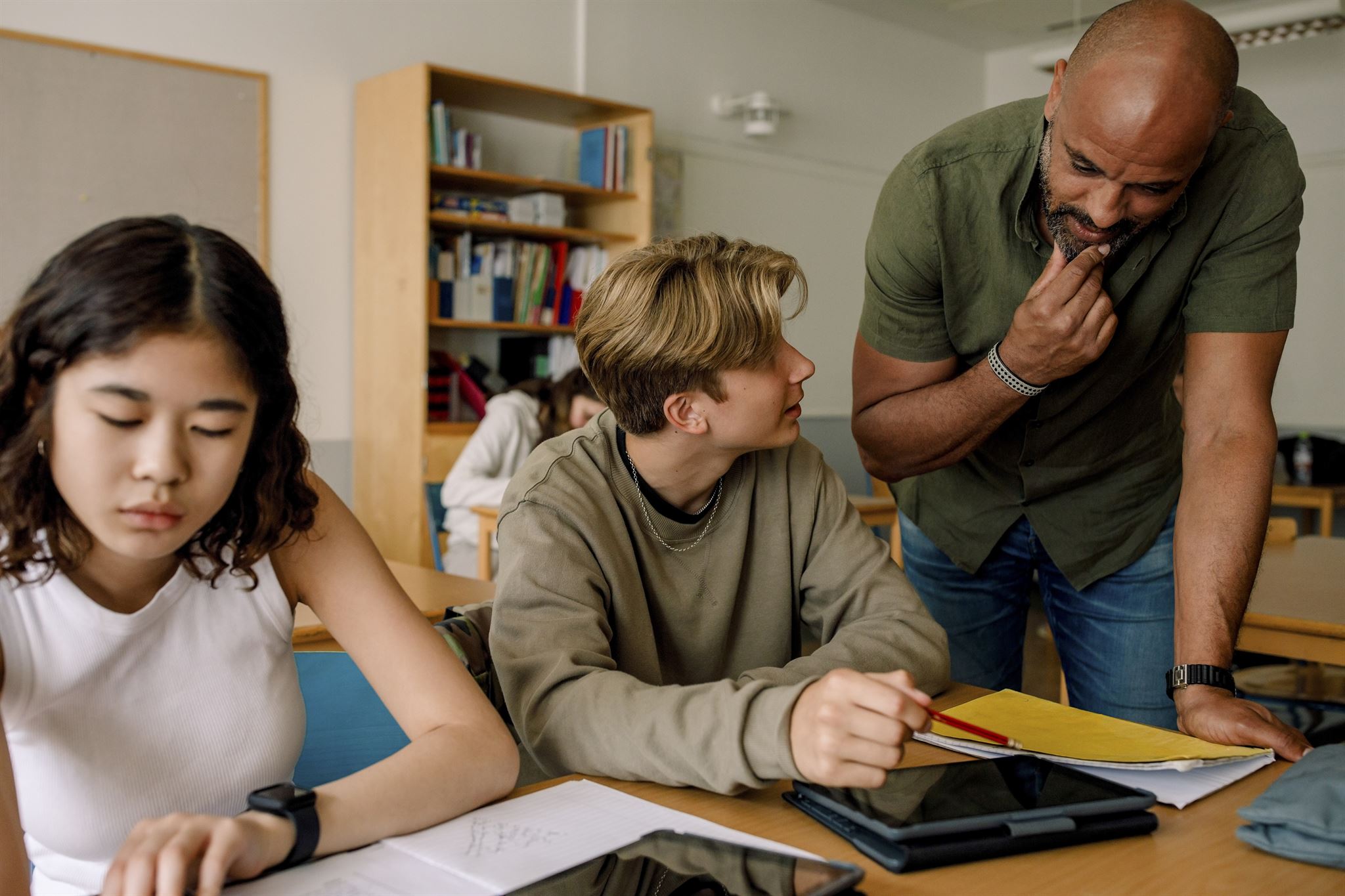 Enseignant-aidant-un-étudiant-en-classe
