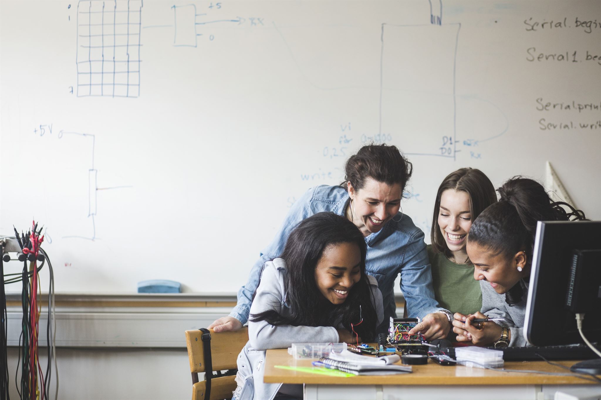 Photo-dun-groupe-détude-scolaire-aimant-apprendre