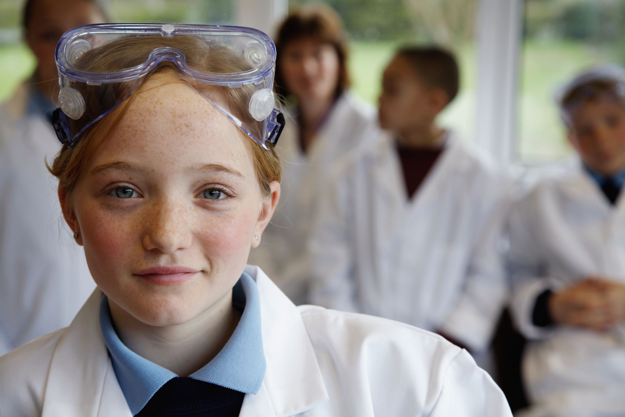Étudiant-souriant-en-cours-de-science