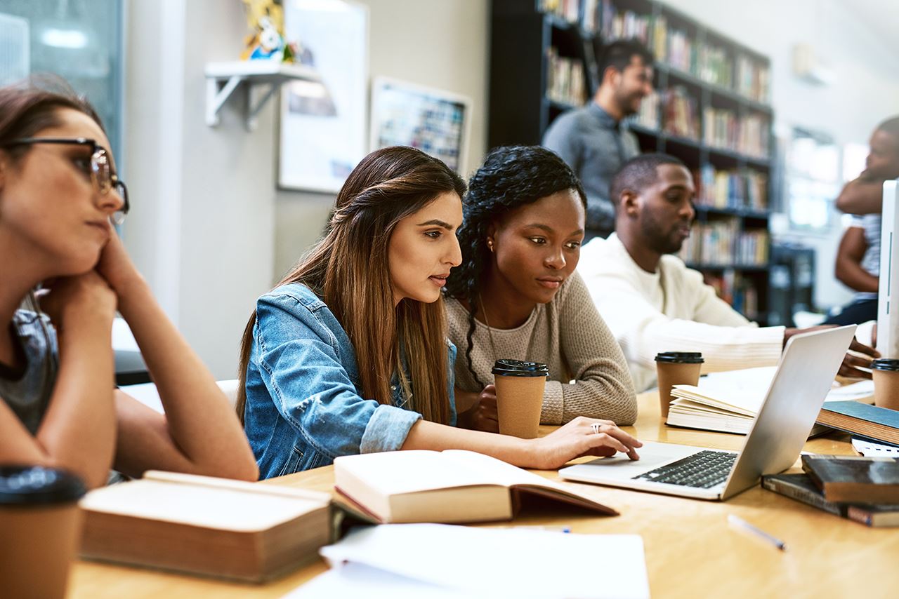 Étudiants-dans-la-bibliothèque